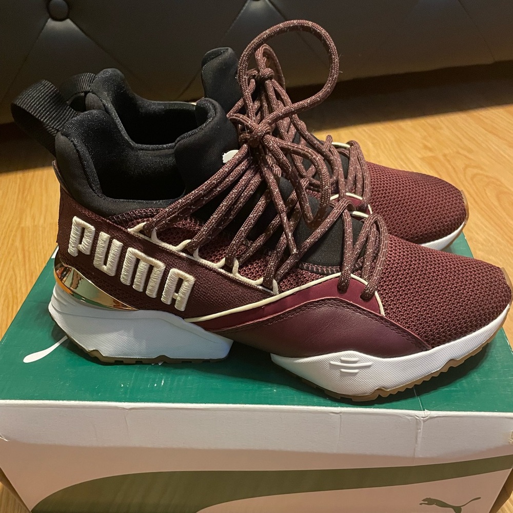 Puma womens size 7 gym shoes